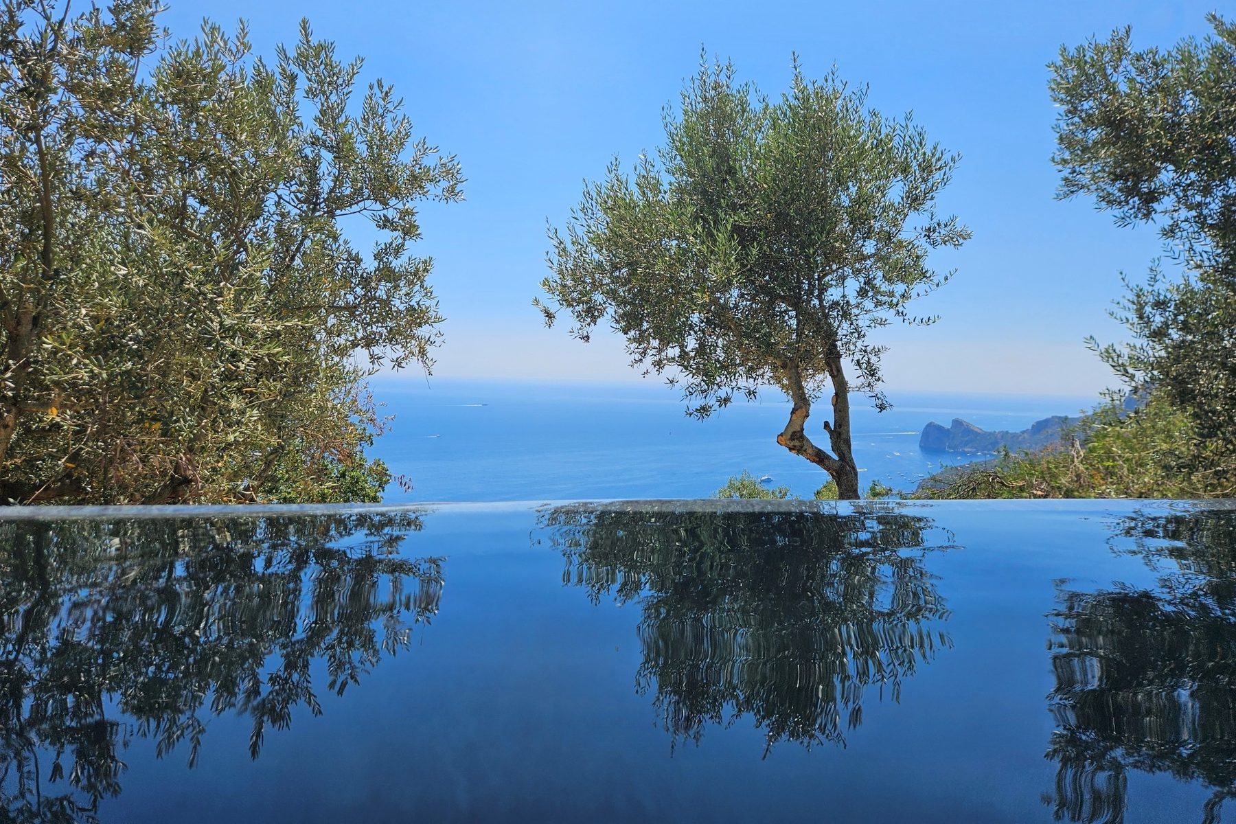 Piscina a sfioro con vista mare di Villa Dequinz