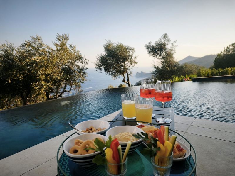 Aperitivo servito a bordo piscina con vista sul mare