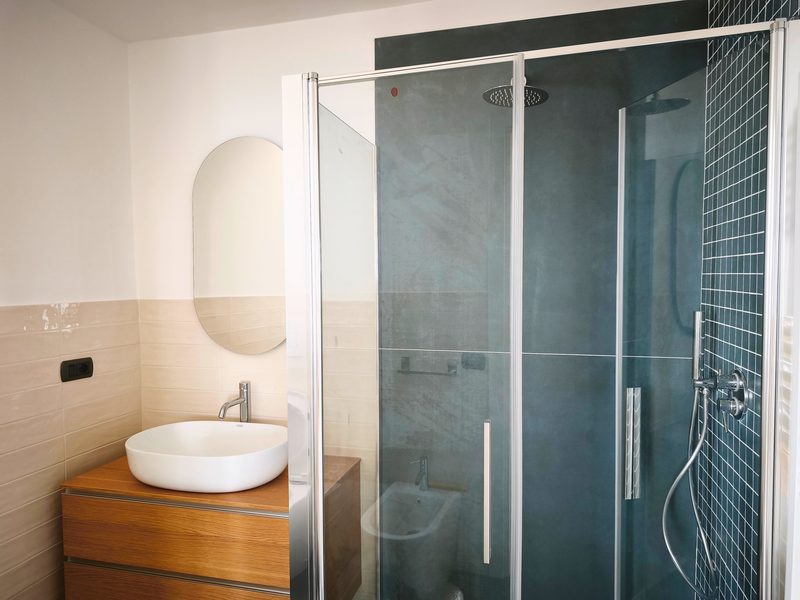 Bagno di design con doccia e finiture di pregio