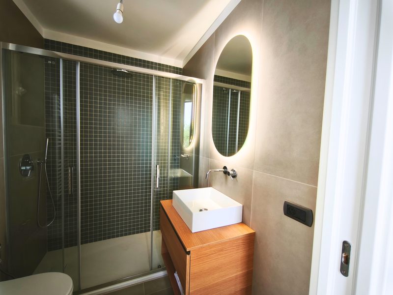 Bagno con doccia walk-in e mosaico