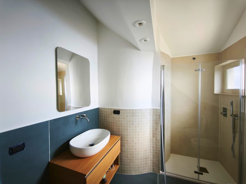 Bagno moderno con lavabo di design