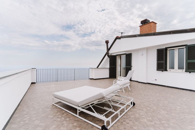 Terrazza privata della camera con lettino prendisole e vista mare