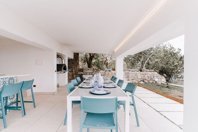 Tavolo da pranzo sotto il portico affacciato sul giardino