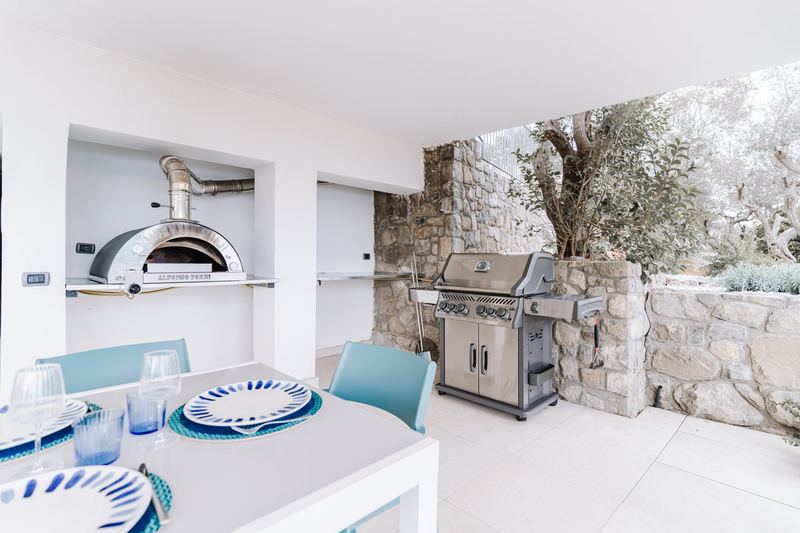 Forno a legna e barbecue della cucina esterna