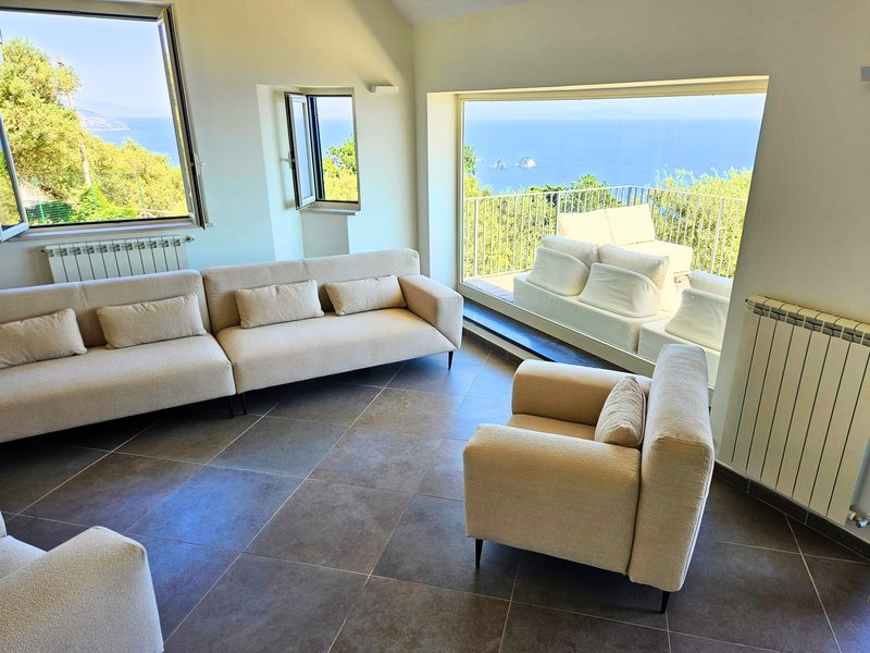 Zona living con divani e grandi finestre