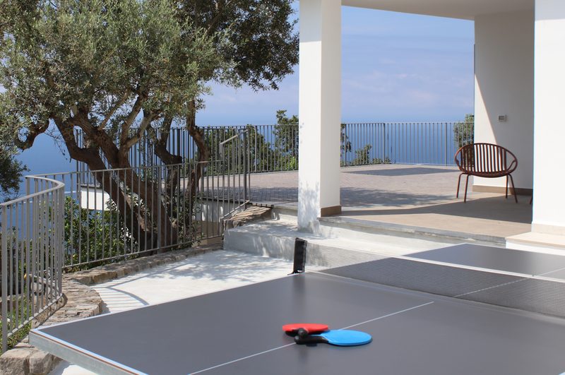 Area svago con tavolo da ping pong vista mare