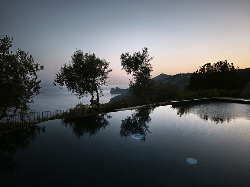 Piscina a sfioro al tramonto con vista sul Golfo