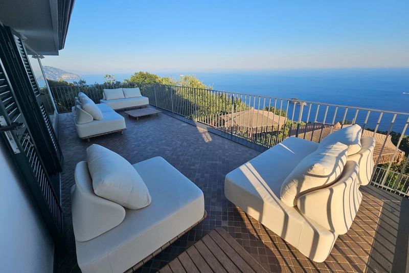 Divani lounge sulla terrazza panoramica al tramonto
